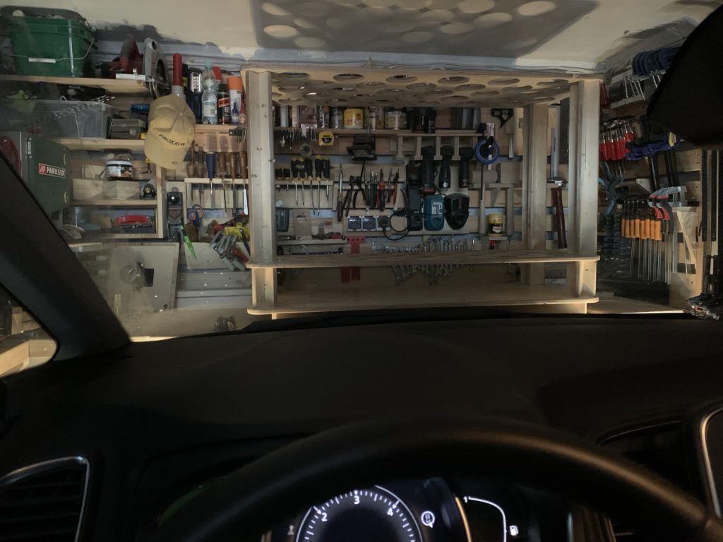 Warsztat w garażu - widok z zaparkowanego samochodu