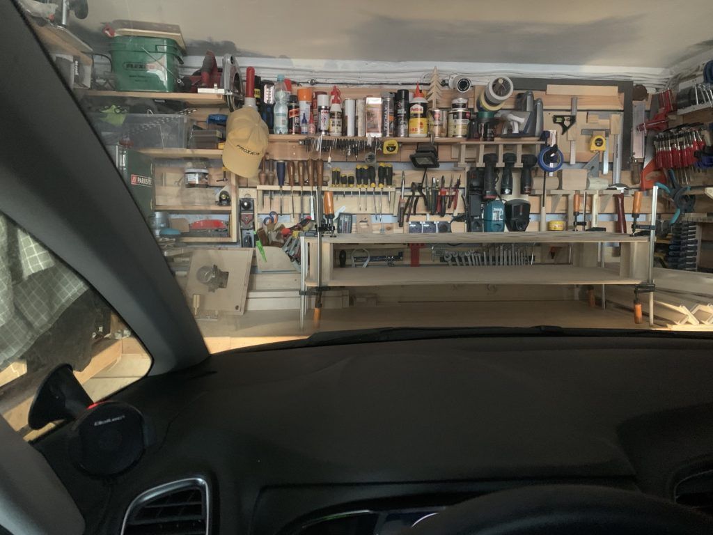 Warsztat w garażu - widok z samochodu